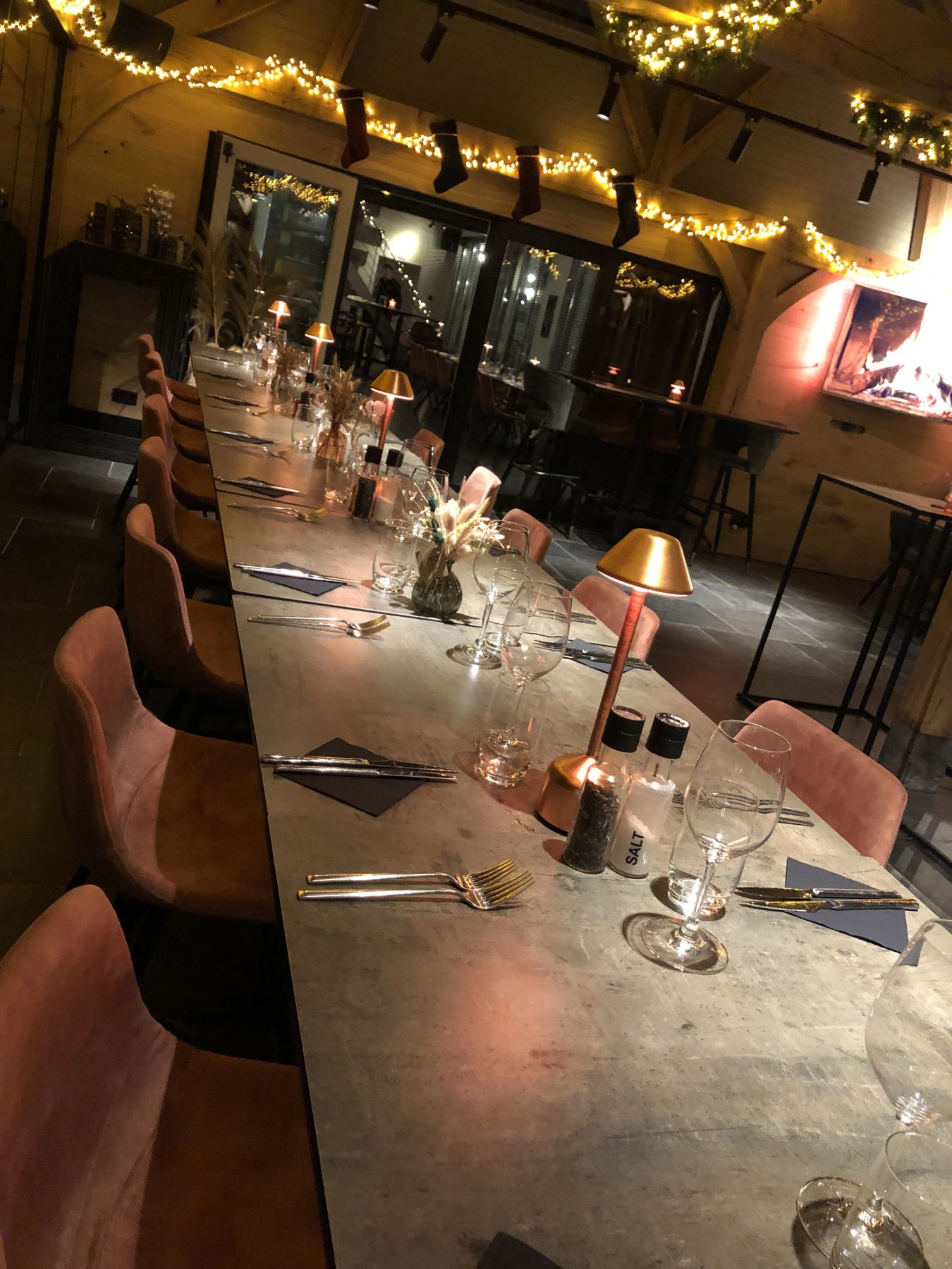 Gedekte tafel bij avond