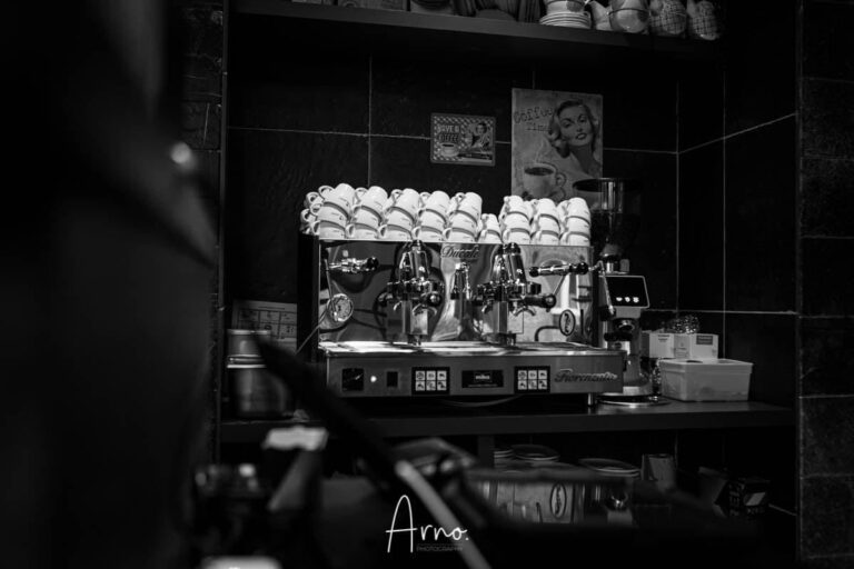 Koffiemachine achter de bar in zwart-wit