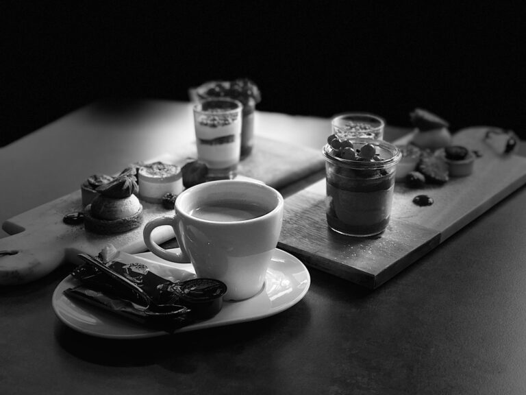 Koffie met een assortiment dessertjes
