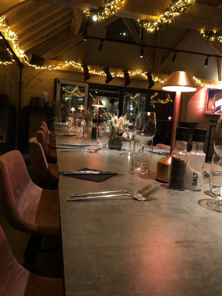 Gedekte feesttafel met koperen lampjes